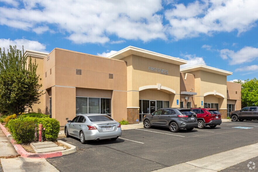 More Photos Of 2101 Herndon Ave, Clovis Unknown For Lease