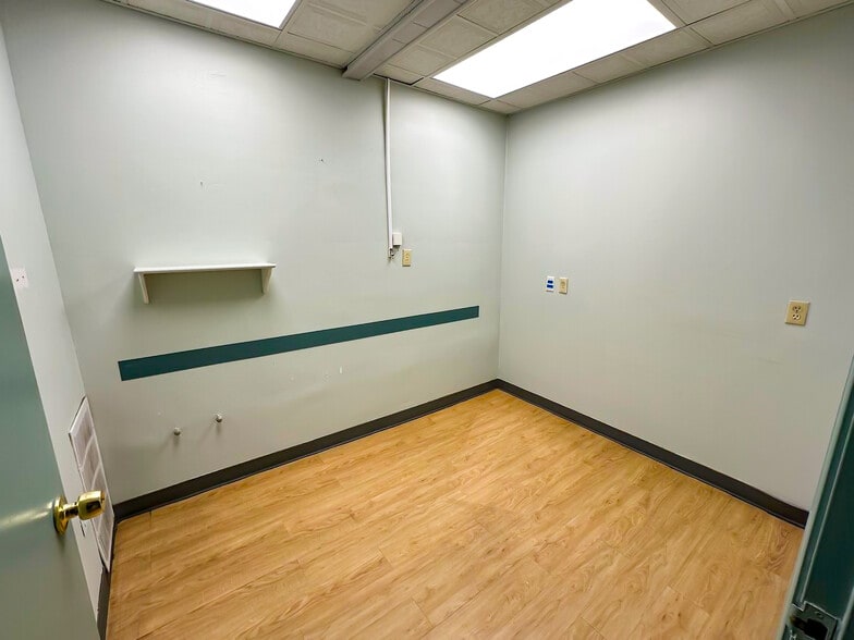 More Photos Of 6338 S Pulaski Rd, Chicago Storefront For Lease