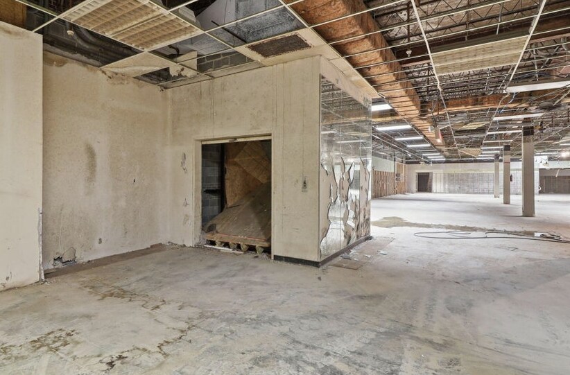 More Photos Of 300 Broad St, Kingsport General Retail For Sale
