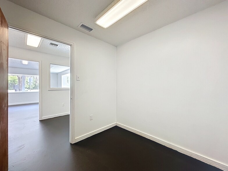 More Photos Of 2017 W Main St, Leesburg Office For Lease