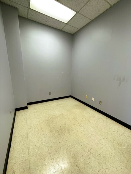 More Photos Of 440 N Eastman Rd, Longview Flex For Lease