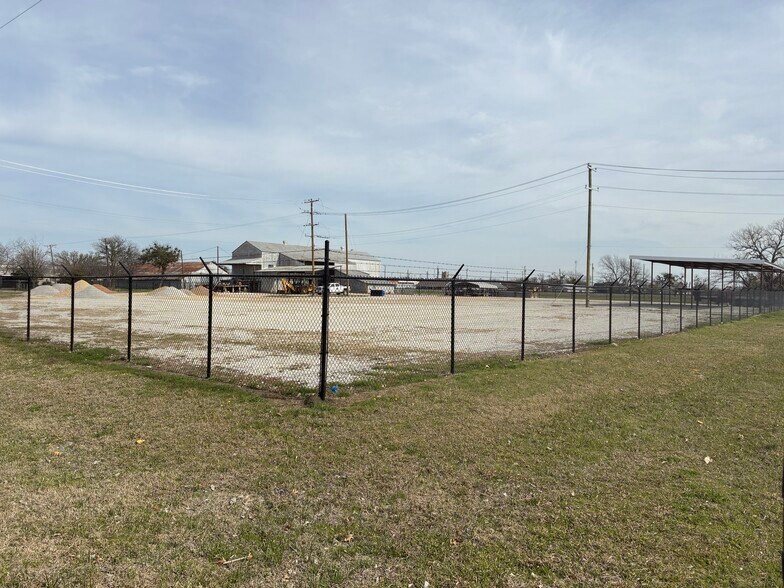 More Photos Of 200 S Wall St, Itasca Land For Lease