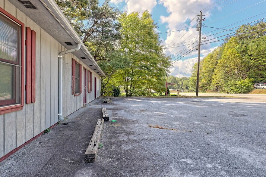 More Photos Of 1552 Highway 441 N, Clayton Office For Sale