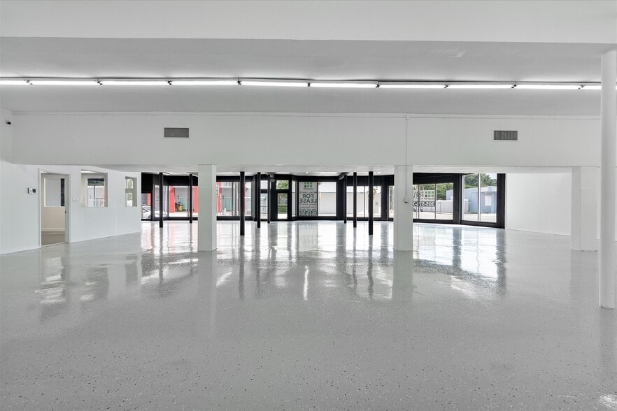 More Photos Of 1500 NW 36th St, Miami Storefront Retail Office For Lease