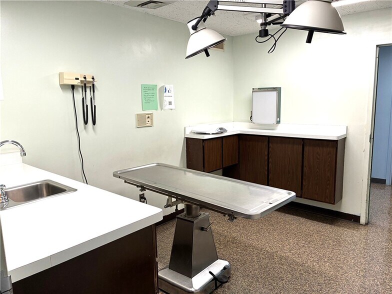 More Photos Of 1055 Denise Rd, Greece Veterinarian Kennel For Sale