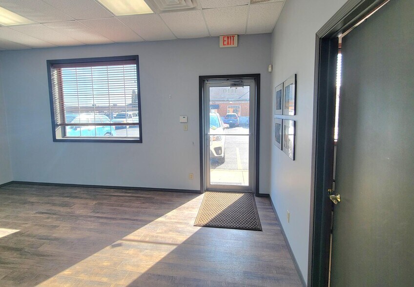 More Photos Of 1110 Arrowhead Ct, Crown Point Flex For Lease