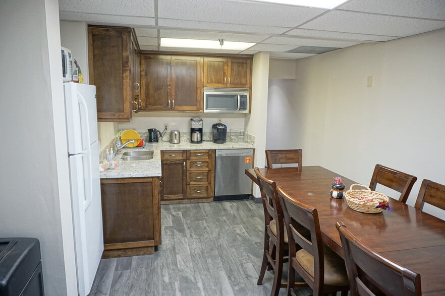 More Photos Of 639 S Glenwood Pl, Burbank Office For Lease