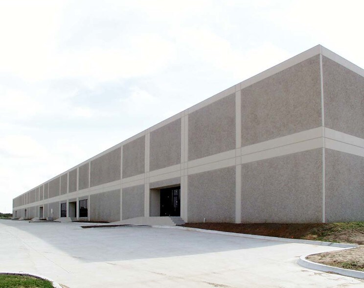 More Photos Of 7500-7524 S Jack Newell Blvd, Fort Worth Warehouse For Lease