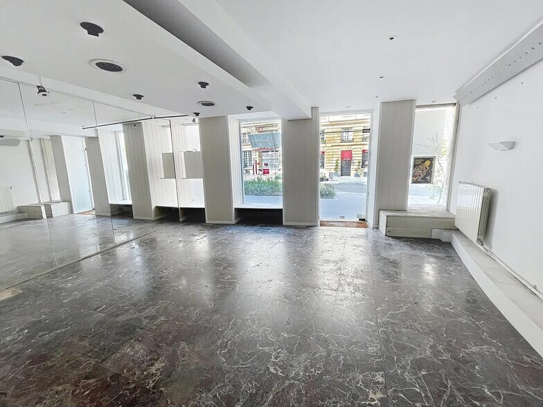 More Photos Of 29 Rue De Tournon, Paris General Retail For Sale
