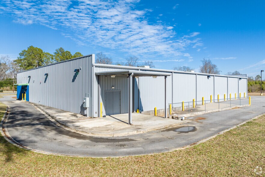 More Photos Of 201 Walnut St, Montezuma Freestanding For Lease