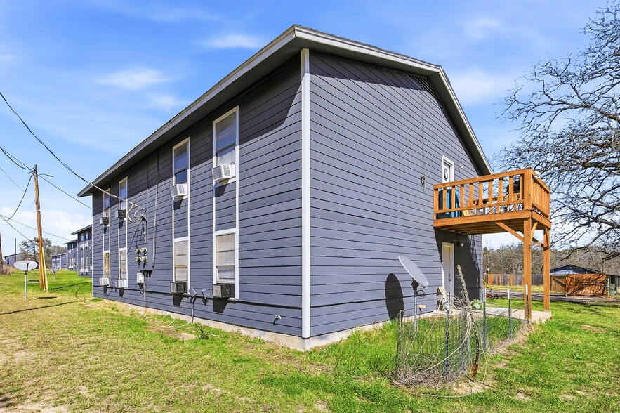 More Photos Of 1105 Westwood Ln, Giddings Apartments For Sale