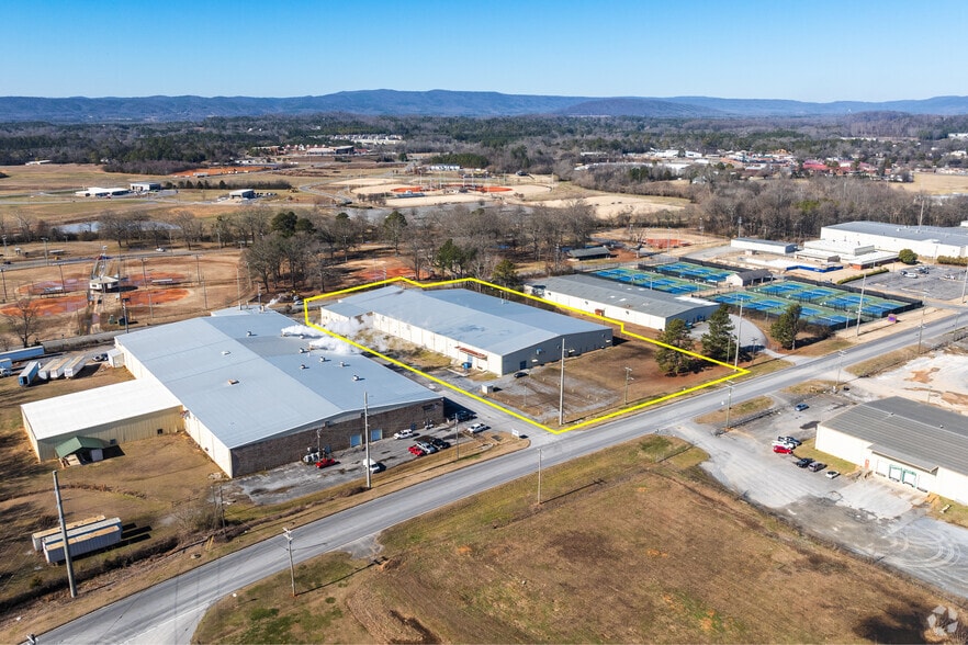 More Photos Of 715 S River Street, Calhoun Warehouse For Lease