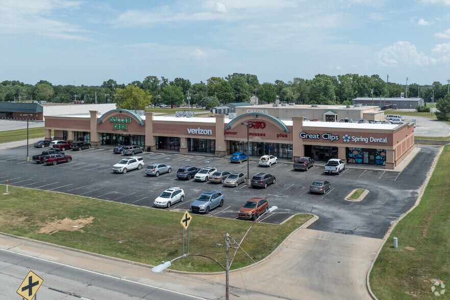 More Photos Of 1805 S Wood Dr, Okmulgee General Retail For Sale