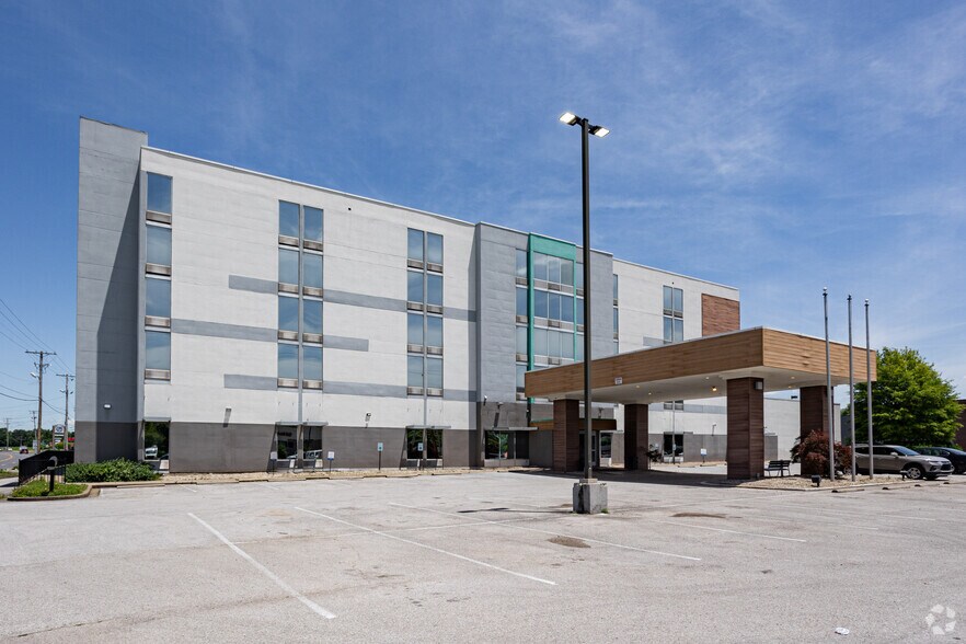 More Photos Of 2910 Fort Campbell Blvd, Hopkinsville Hotel For Sale