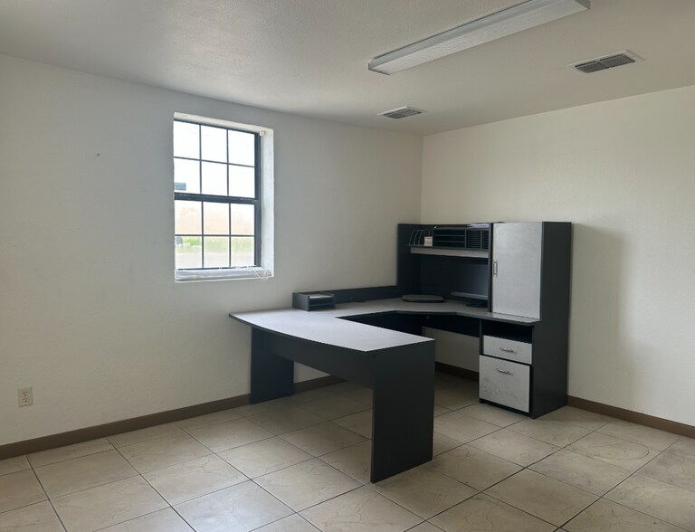 More Photos Of 711 Enterprise St, Laredo Warehouse For Lease