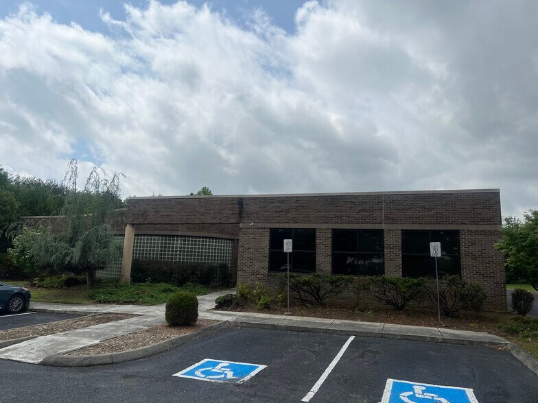 More Photos Of 1310 Centerpoint Blvd, Knoxville Medical For Sale