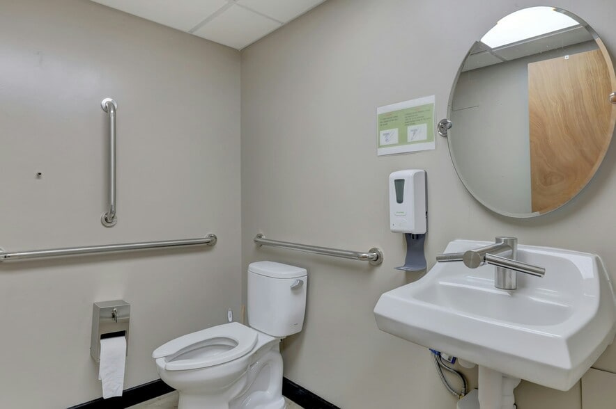 More Photos Of 1285-1291 Broad St, Bloomfield Medical For Lease