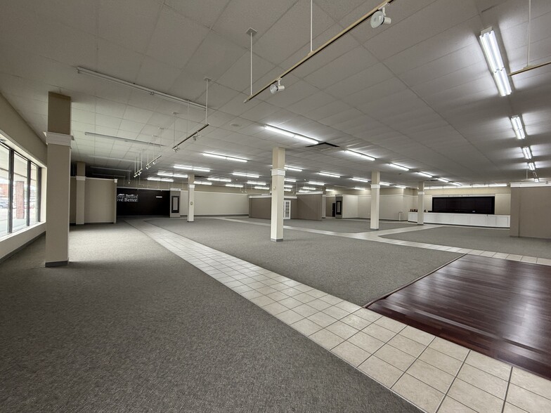 More Photos Of 221 S Poplar St, Elizabethtown General Retail For Lease