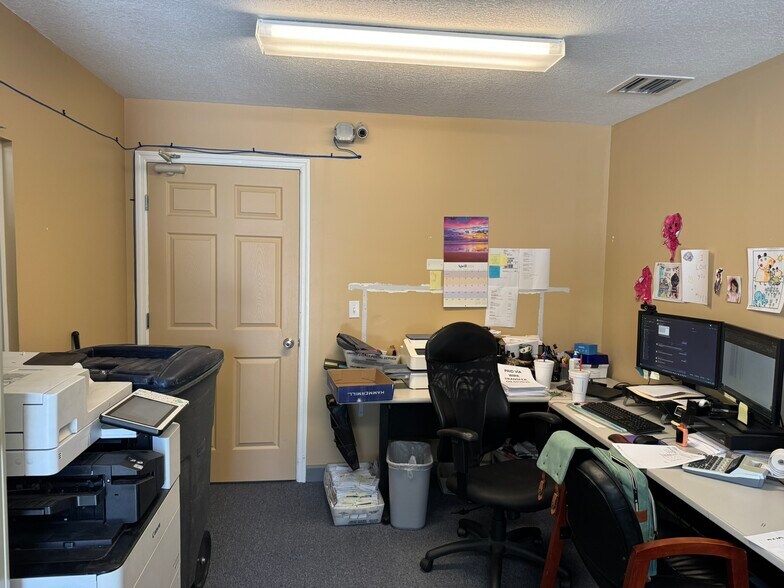 More Photos Of 2323 N State St, Bunnell Flex For Sale
