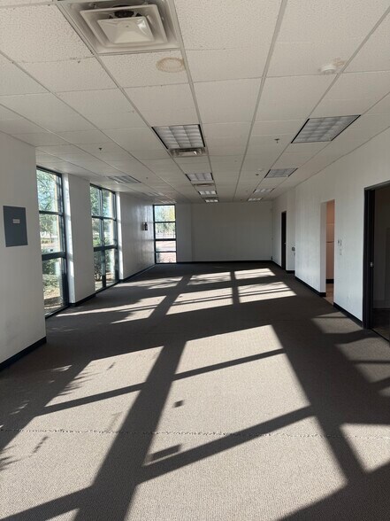 More Photos Of 4517 E Broadway Rd, Phoenix Warehouse For Lease