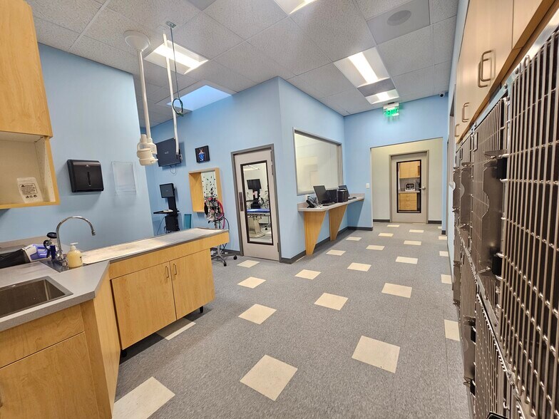 More Photos Of 18224 Parthenia St, Northridge Veterinarian Kennel For Lease