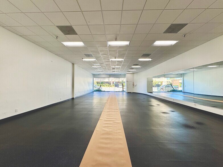 More Photos Of 21720-21732 Ventura Blvd, Woodland Hills Storefront Retail Office For Lease