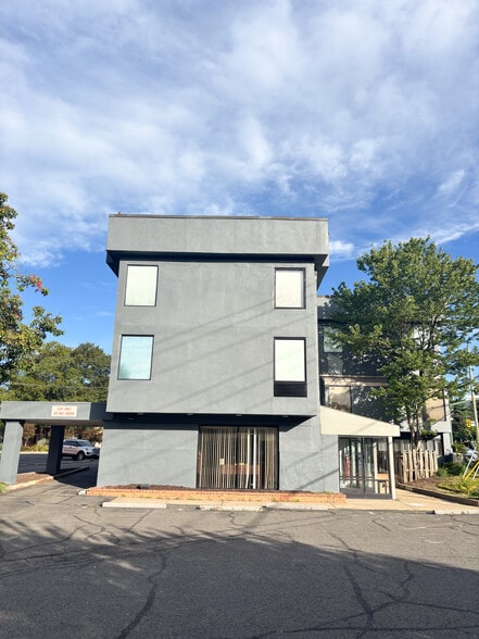 More Photos Of 502 W Maple Ave, Vienna Medical For Sale