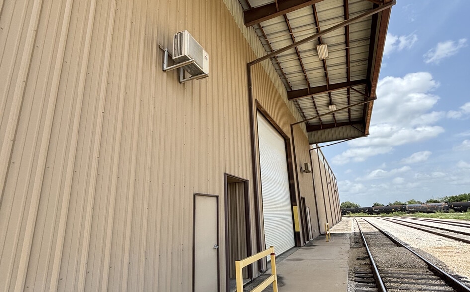 More Photos Of 16448 Old Corpus Christi Rd, Elmendorf Warehouse For Lease