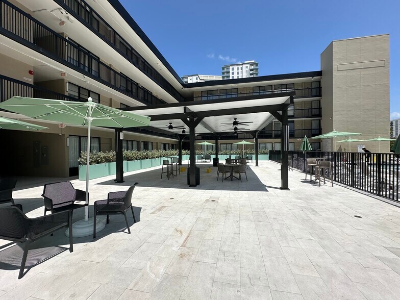 More Photos Of 1925 Harrison St, Hollywood Hotel For Lease