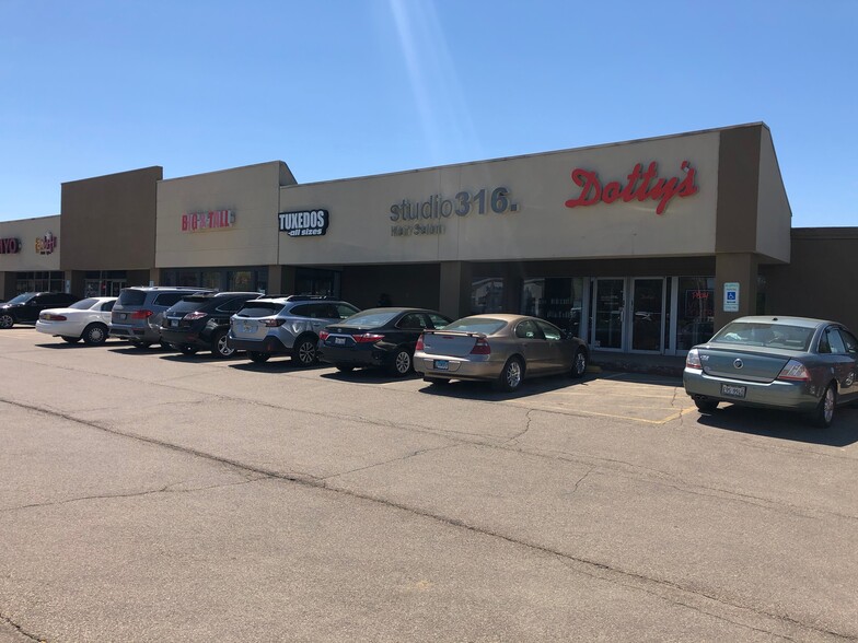 More Photos Of 300-320 N Alpine Rd, Rockford General Retail For Lease
