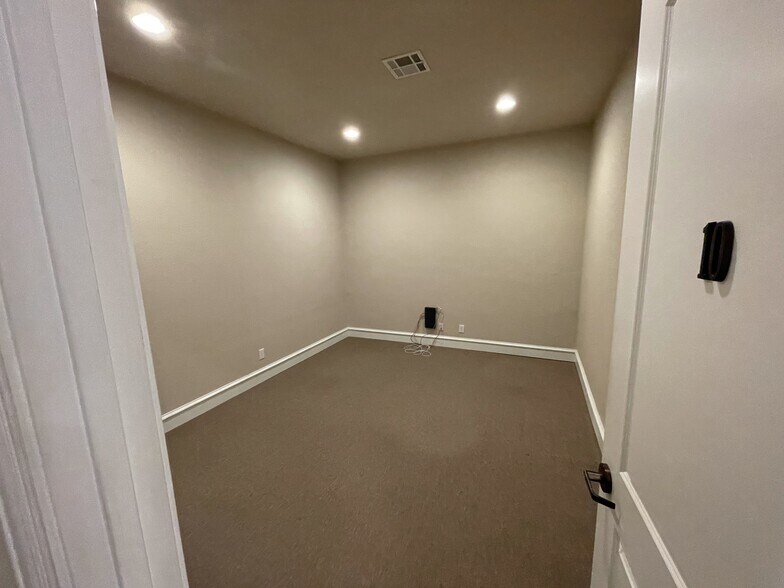 More Photos Of 212 E Virginia St, McKinney Storefront Retail Office For Lease