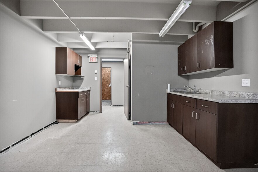 More Photos Of 812 Dundas St, London Freestanding For Sale