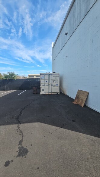 More Photos Of 5833 NE Portland Hwy, Portland Flex For Sale