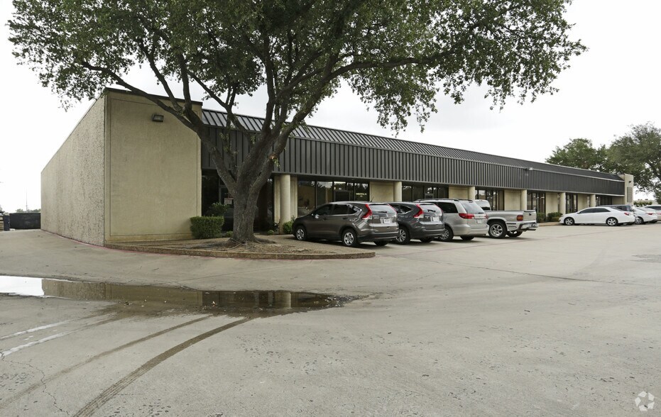 More Photos Of 325 Gold St, Garland Warehouse For Lease