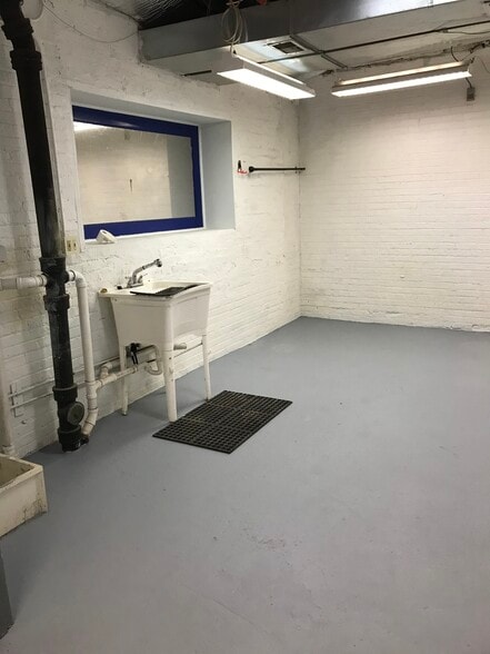 More Photos Of 4616 W Fullerton Ave, Chicago Light Manufacturing For Sale