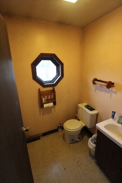 More Photos Of 585 S Main St, Central Square Auto Dealership For Sale