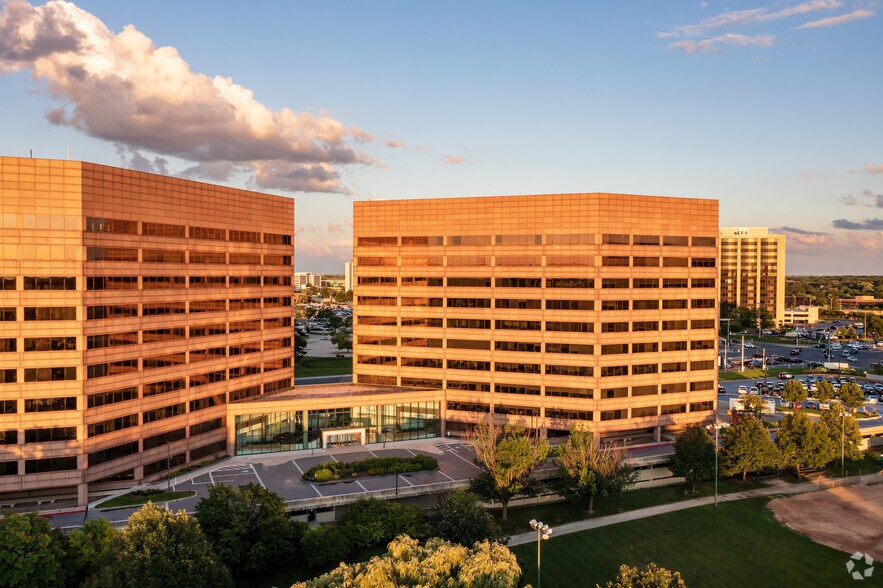 More Photos Of 1 Mid America Plz, Oakbrook Terrace Unknown For Lease