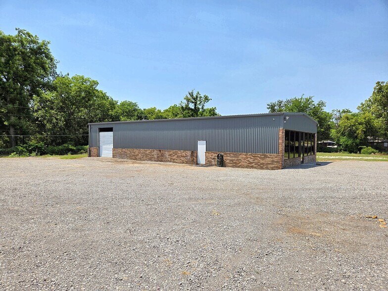 More Photos Of 33774 Highway 51, Wagoner Showroom For Lease