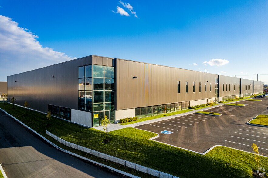 More Photos Of 11235 Boul Métropolitain E, Montréal Distribution For Lease