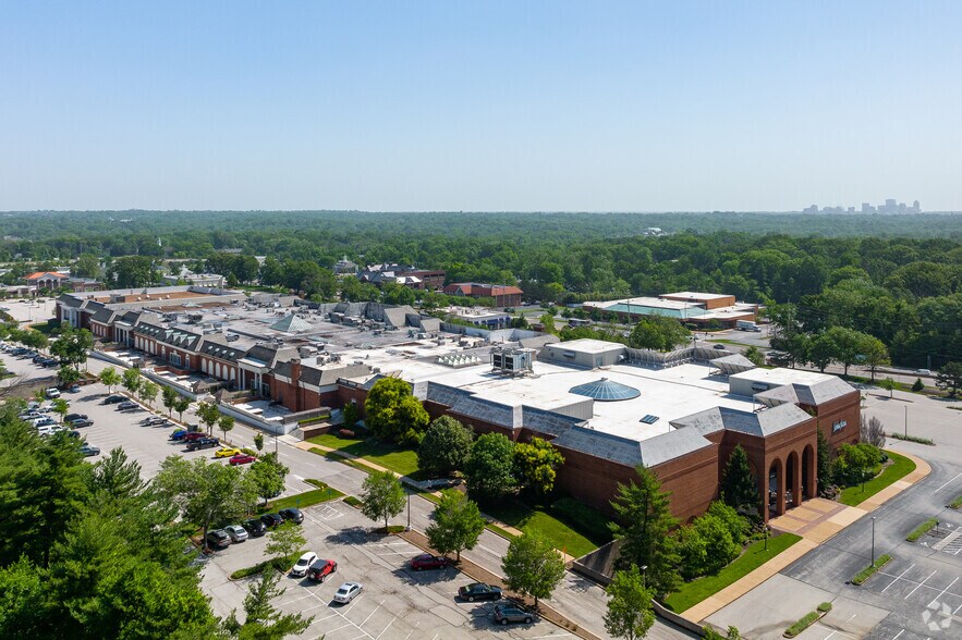 More Photos Of 97 Plaza Frontenac, Saint Louis Unknown For Lease