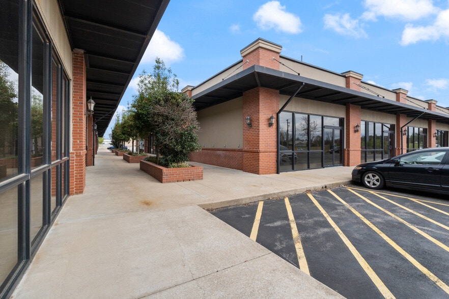 More Photos Of 2500-2502 SW 14th St, Bentonville Unknown For Lease