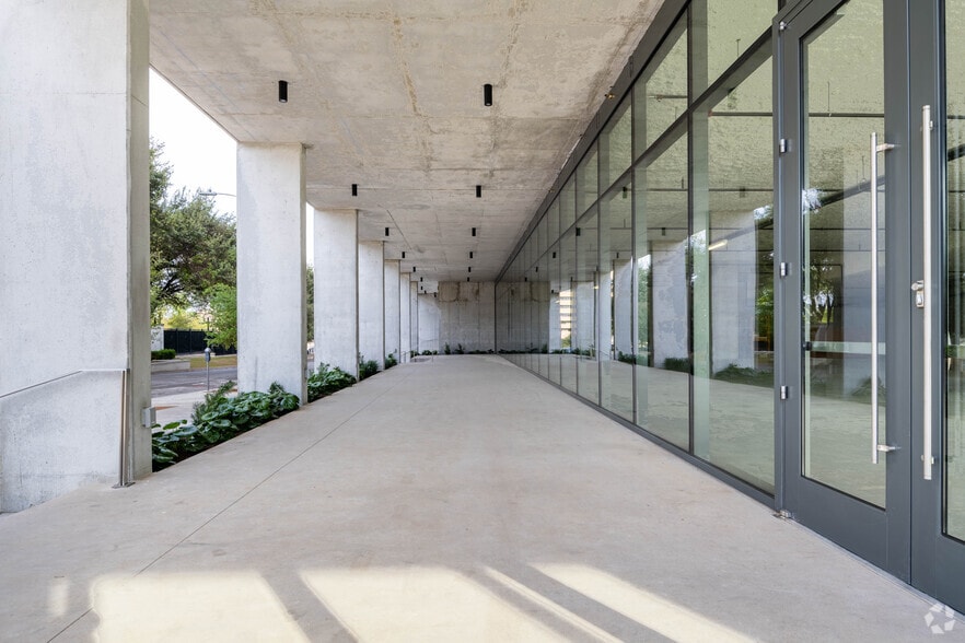 More Photos Of 203 W 10th St, Austin Office For Lease
