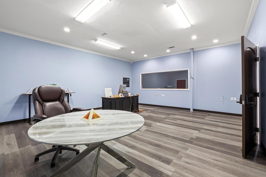 More Photos Of 3301 S State Highway 121, Bonham Showroom For Sale