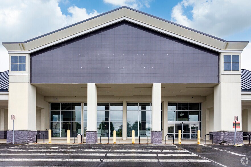 More Photos Of 2051 Chain Bridge Rd, Vienna Freestanding For Lease