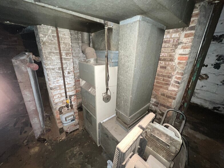 More Photos Of 1438-1442 Light St, Baltimore Showroom For Sale