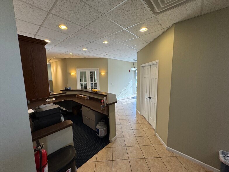 More Photos Of 4 Bonnie Ln, Yorkville Office For Sale