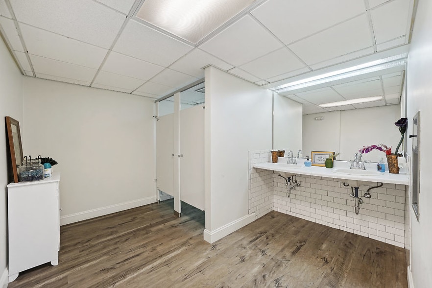 More Photos Of 1000 N Milwaukee Ave, Chicago Loft Creative Space For Lease