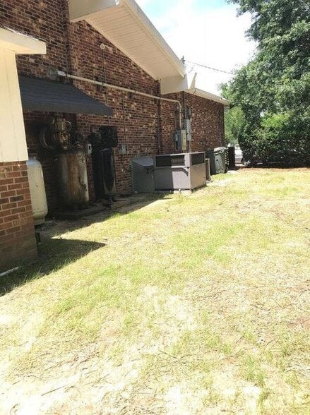 More Photos Of 302 N Main St, Fuquay-Varina Convenience Store For Lease