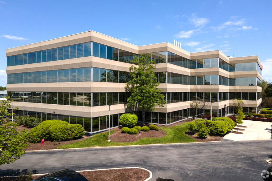 Primary Photo Of 900 Oakmont Ln, Westmont Office For Lease