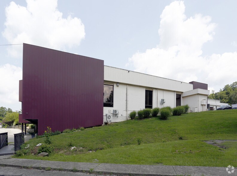 More Photos Of 2620 N Walnut St, Bloomington Office For Lease